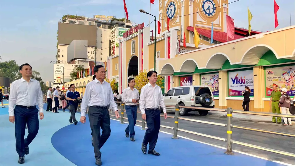 Đồng chí Trần Lưu Quang, Bí thư Trung ương Đảng, Bí thư Thành ủy TPHCM khảo sát tại Chợ Bến Thành. Ảnh: HOÀNG HÙNG