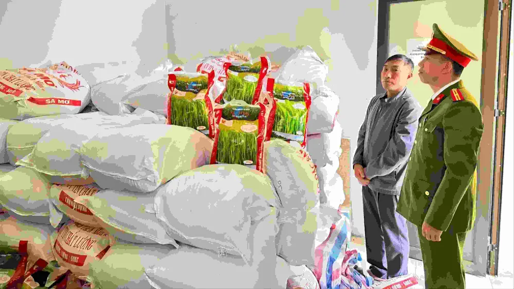 Lực lượng chức năng khám xét nơi đóng gói gạo giả nhãn hiệu của Phạm Văn Hùng. Ảnh: CACC