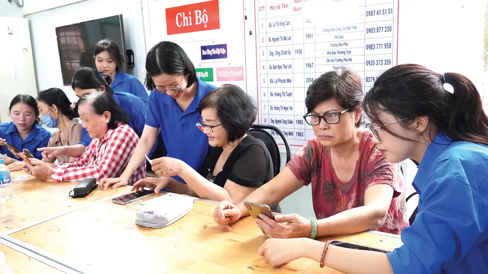 Đoàn viên thanh niên phường Thủ Đức (TPHCM) hỗ trợ người dân khu phố 20 cài đặt, sử dụng các ứng dụng trên nền tảng số