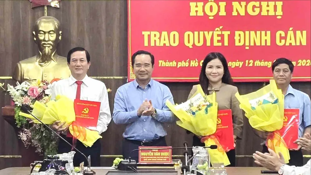 Chủ tịch UBND TPHCM Nguyễn Văn Được trao quyết định cán bộ 