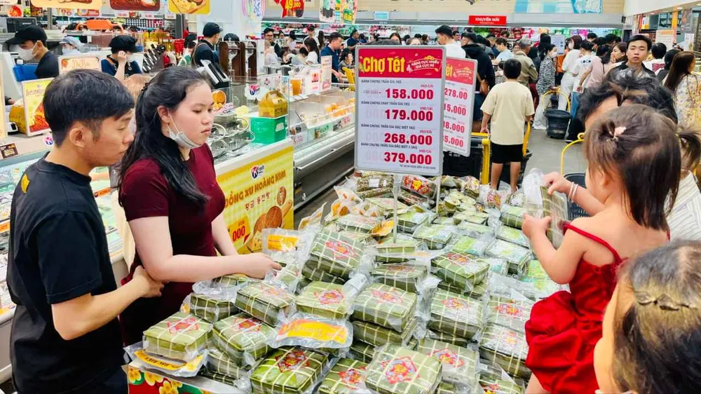 Người dân tấp nập mua sắm tết