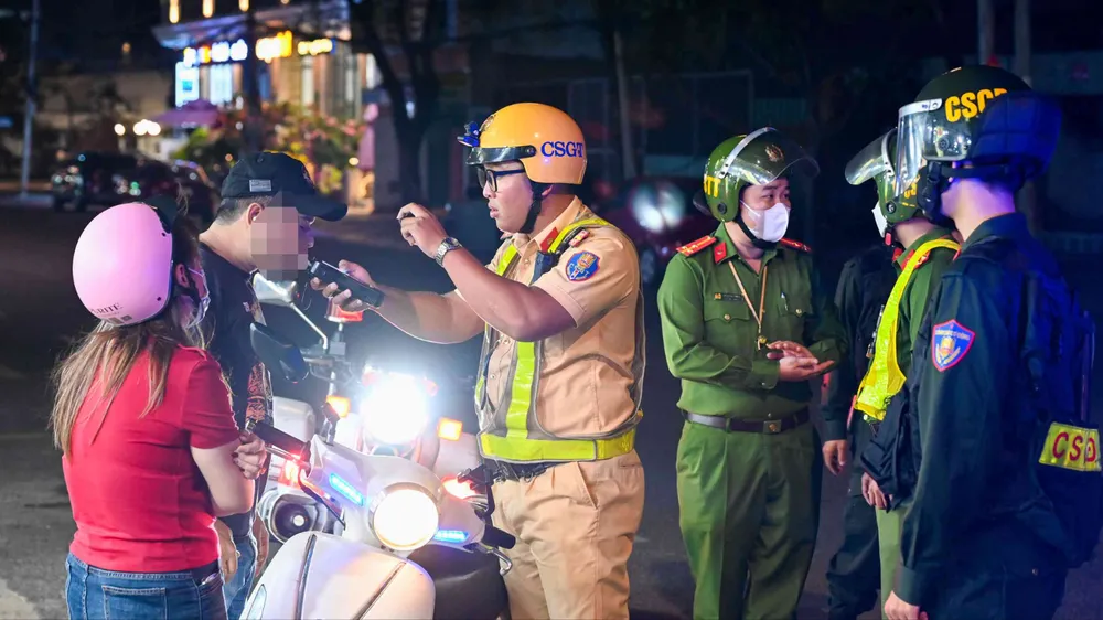 Lực lượng chức năng kiểm tra nồng độ cồn đối với một trường hợp người nước ngoài