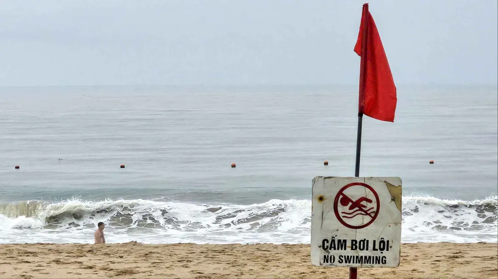Cứu 10 người bị sóng cuốn khi tắm biển Nha Trang