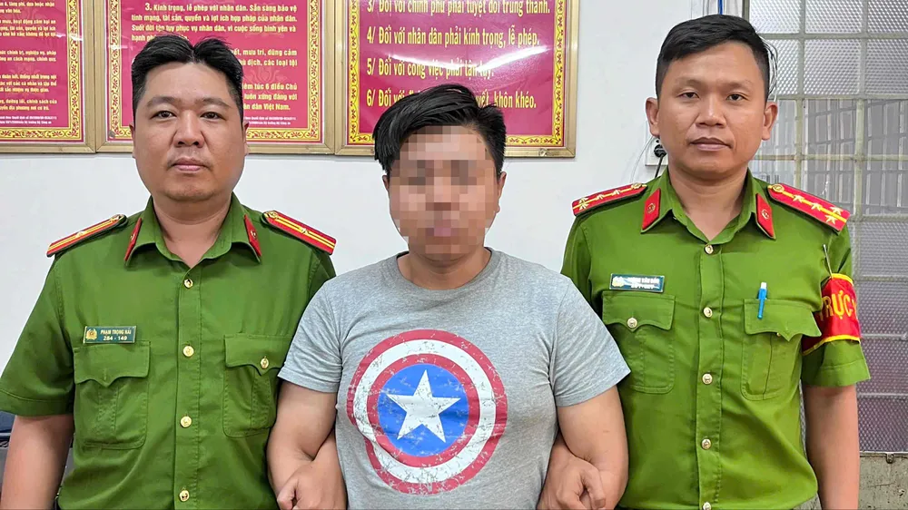 Bắt khẩn cấp tài xế xe ôm gây rối trước cổng sân bay Tân Sơn Nhất 