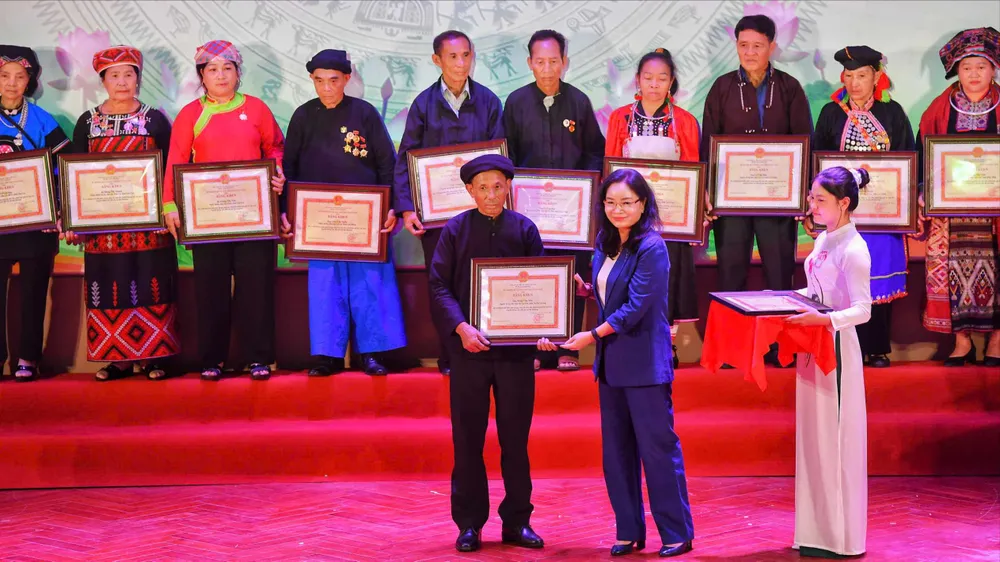 Tuyên dương các già làng, trưởng bản, nghệ nhân, người có uy tín tiêu biểu. Ảnh: KHIẾU MINH