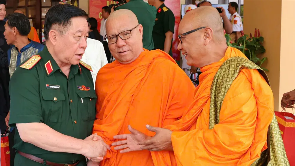 Phát huy vai trò già làng, người có uy tín, chức sắc tôn giáo tiêu biểu