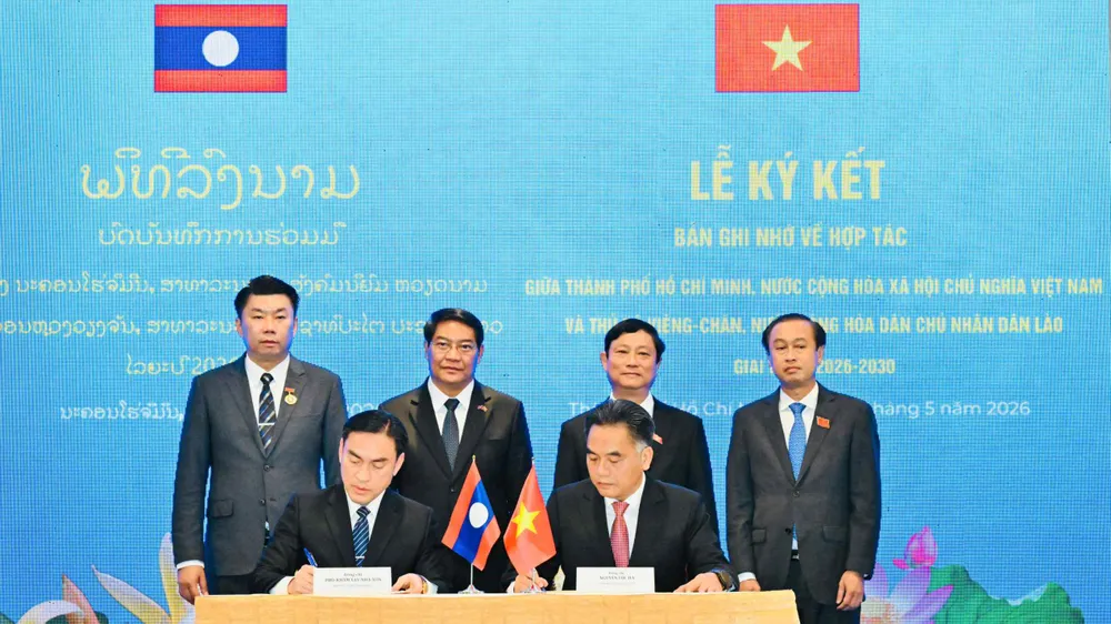 Đồng chí Võ Văn Minh và đồng chí Athsaphangthong Siphandone chứng kiến lễ ký kết Bản ghi nhớ hợp tác giai đoạn 2026 - 2030. Ảnh: VIỆT DŨNG