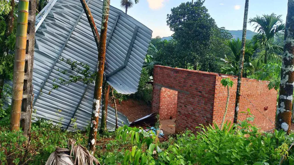 Khắc phục hậu quả lốc xoáy làm hơn 70 nhà dân tốc mái ở Quảng Ngãi