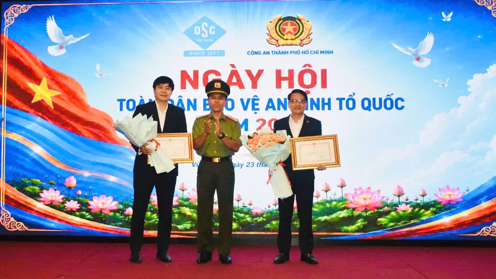 Tập thể, cá nhân được khen thưởng vì có thành tích xuất sắc trong phong trào Toàn dân bảo vệ an ninh Tổ quốc