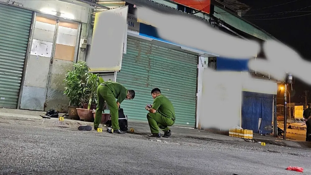 Công an khám nghiệm hiện trường một vụ án