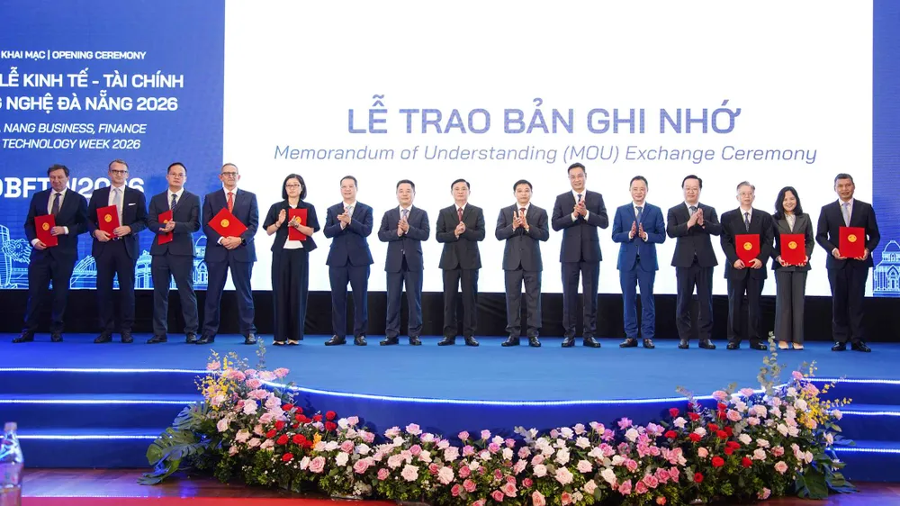 Trao các biên bản ghi nhớ quan trọng với các đối tác trong và ngoài nước. Ảnh: XUÂN QUỲNH