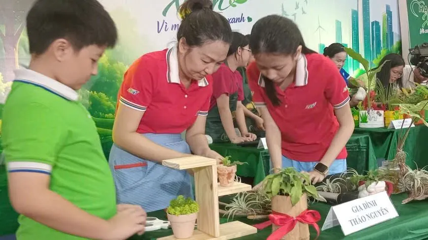 Các gia đình tham gia cuộc thi "Hạnh phúc xanh". Ảnh: MINH HẢI