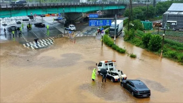 Mưa lớn kéo dài gây ngập lụt ở Siheung, tỉnh Gyeonggi, Hàn Quốc ngày 9-7. Ảnh: YONHAP