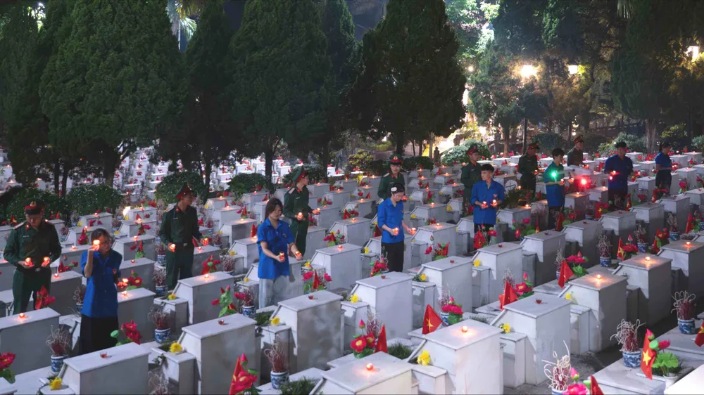 Thắp nến tri ân anh hùng liệt sĩ tại Nghĩa trang Liệt sĩ quốc gia Vị Xuyên