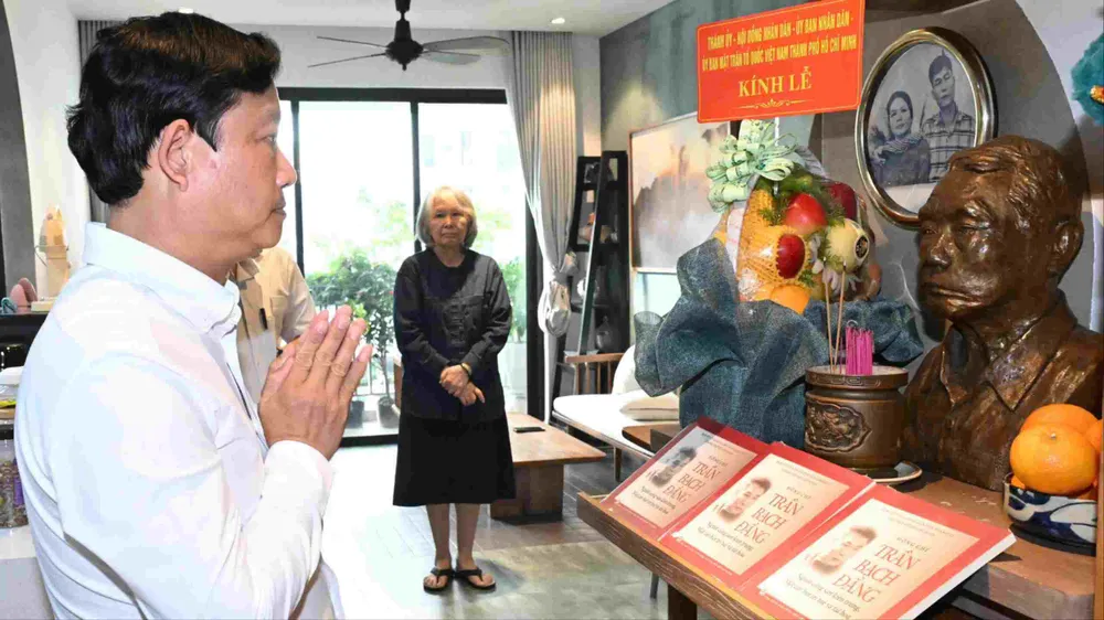 Đoàn đại biểu TPHCM thắp hương tưởng nhớ đồng chí Trần Bạch Đằng