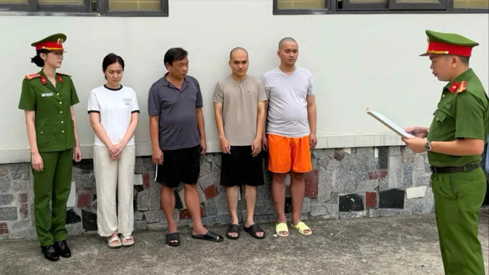 Cơ quan Cảnh sát điều tra thi hành lệnh khởi tố bị can. Ảnh: CÔNG AN THANH HÓA CUNG CẤP 