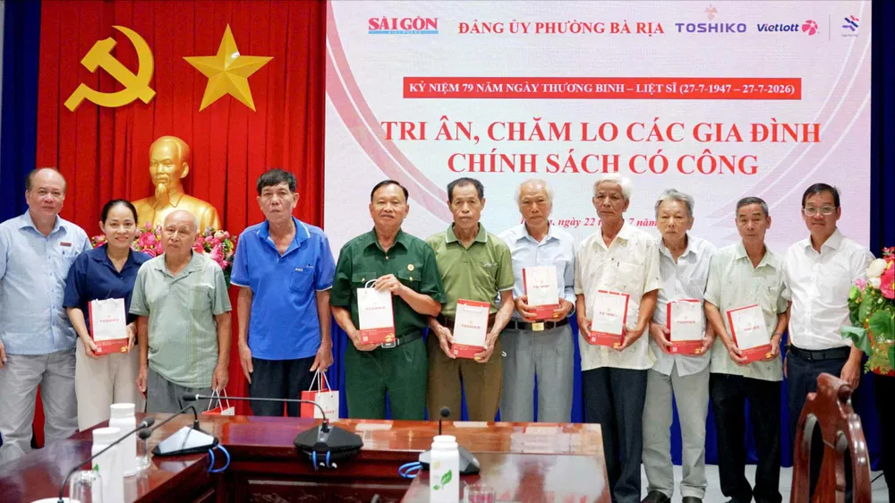 Ban tổ chức chương trình tặng quà tri ân, chăm lo các gia đình chính sách tại phường Bà Rịa. Ảnh: VIỆT NGA