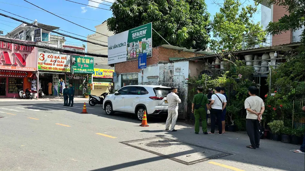 Điều tra vụ tài xế tử vong trong ô tô đậu bên đường