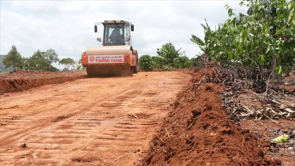 Thi công tạo mặt bằng tại dự án xây dựng đường bộ cao tốc Bảo Lộc - Liên Khương