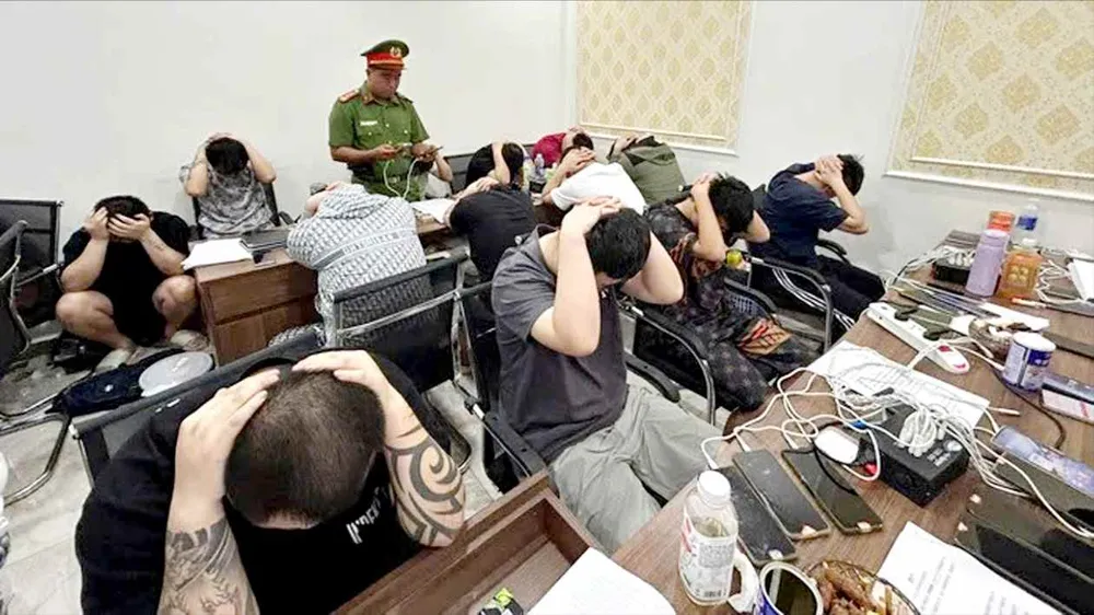 Công an TPHCM phát hiện nhóm người nước ngoài cư trú trái phép, nghi hoạt động lừa đảo trên không gian mạng trong đợt cao điểm 45 ngày đêm tổng rà soát, làm sạch địa bàn vừa qua (Ảnh: CÔNG AN CUNG CẤP)