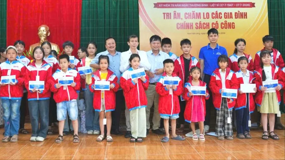 Báo Sài Gòn Giải Phóng phối hợp với các đơn vị tài trợ trao tặng áo ấm và học bổng cho học sinh vượt khó là con em các gia đình chính sách tại xã Nam Hải Lăng, tỉnh Quảng Trị