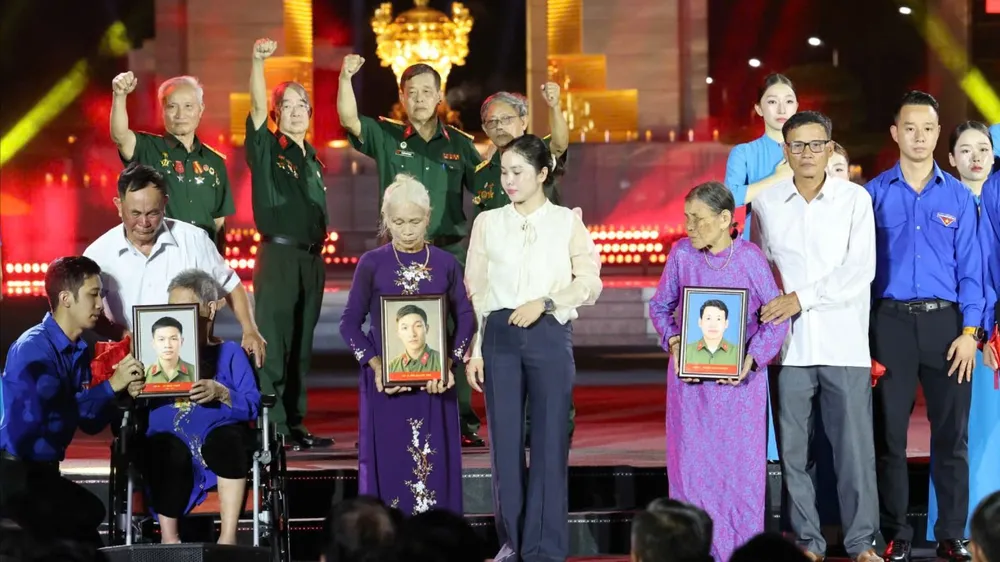 Tổng Bí thư, Chủ tịch nước Tô Lâm tham dự cầu truyền hình "Sao sáng dẫn đường" tại điểm cầu Hà Nội. Ảnh: QUANG PHÚC
