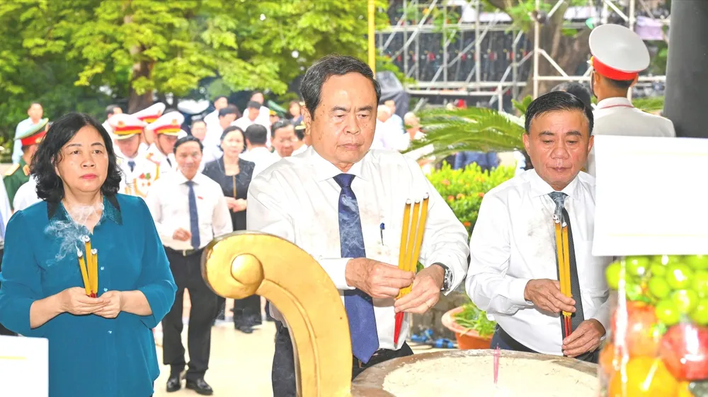 Chủ tịch Quốc hội Trần Thanh Mẫn dâng hương tưởng niệm các Anh hùng liệt sĩ tại Công viên Lê Thị Riêng 