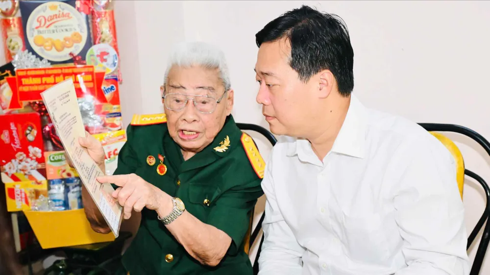 Phó Bí thư Thường trực Thành ủy TPHCM Lê Quốc Phong thăm gia đình chính sách tiêu biểu