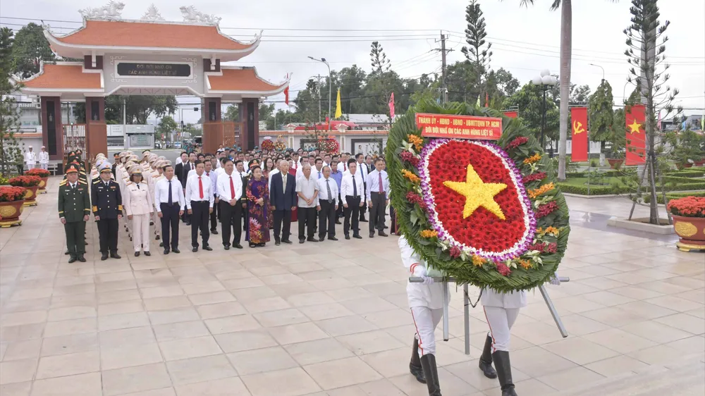Đoàn đại biểu TPHCM viếng Nghĩa trang Liệt sĩ Bà Rịa - Vũng Tàu