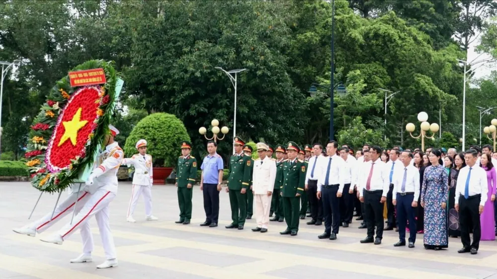 Lãnh đạo TPHCM dâng hoa, dâng hương tưởng niệm các Anh hùng liệt sĩ tại Đền tưởng niệm Liệt sĩ Bến Dược