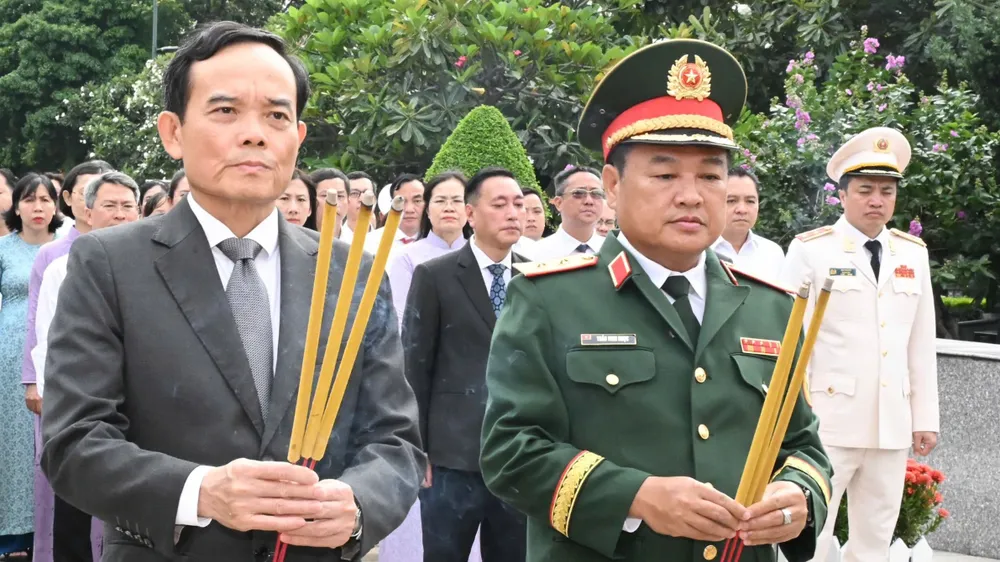 Lãnh đạo TPHCM dâng hương tưởng niệm các Anh hùng liệt sĩ