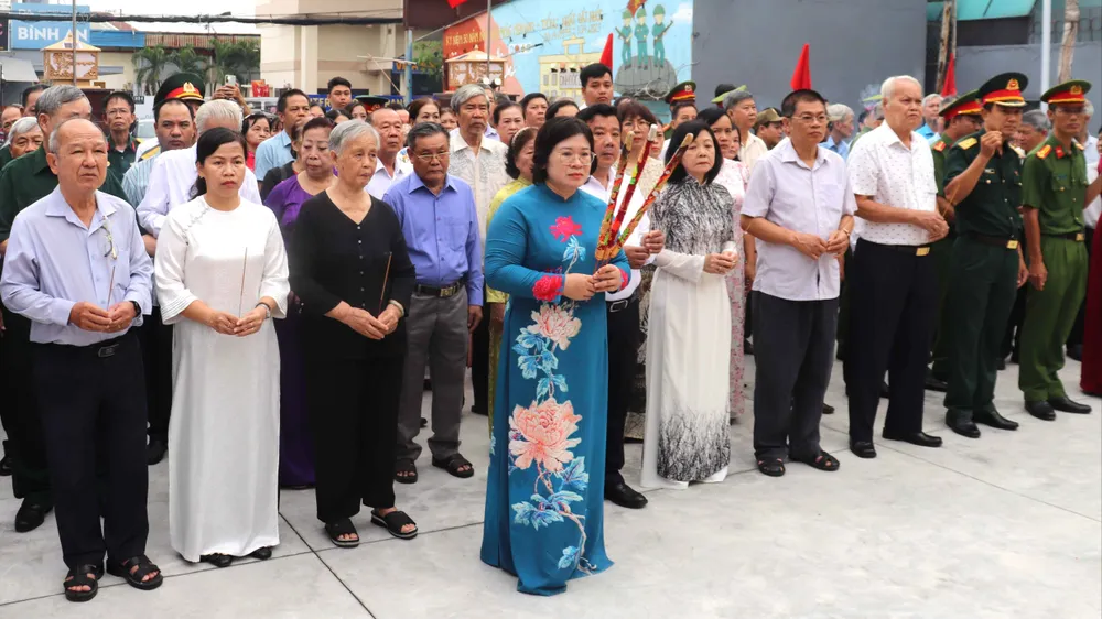 Khánh thành công trình cải tạo Bia truyền thống phường Tân Sơn Nhì