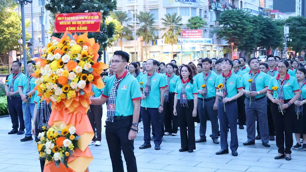 Đoàn đại biểu Đảng ủy UBND TPHCM báo công dâng Bác