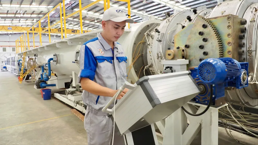 Các đại biểu thực hiện nghi thức cắt băng khánh thành nhà máy. ẢNH: HOÀNG HÙNG