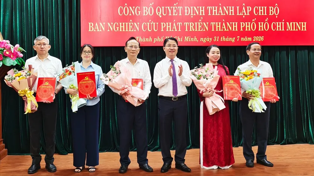 Đồng chí Trần Văn Nam làm Bí thư Chi bộ Ban Nghiên cứu phát triển TPHCM