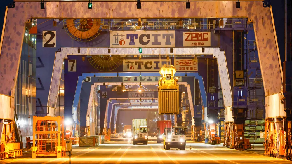 Bốc container lên tàu tại cảng TCIT