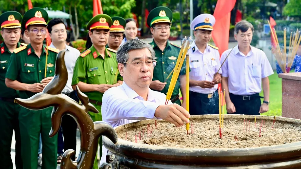 Lãnh đạo Thành ủy TPHCM dâng hoa, dâng hương tưởng niệm các Anh hùng liệt sĩ tại Côn Đảo