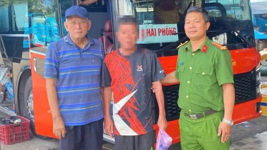 Ông C. được Công an xã Tịnh Khê đưa lên xe khách về với gia đình. Ảnh: ĐVCC
