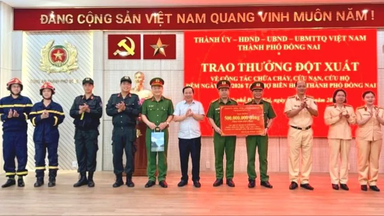 Chủ tịch UBND TP Đồng Nai Nguyễn Văn Út trao thưởng cho Công an TP Đồng Nai. Ảnh. CACC