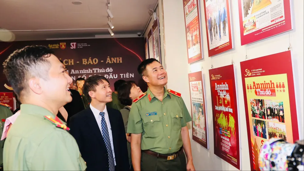 Các đại biểu tham quan khu vực trưng bày bìa báo ANTĐ. Ảnh: QUẾ VÂN