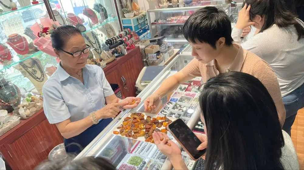 Một buổi đi thực tế, tìm hiểu về đá quý của các học viên tại Trung tâm Nghiên cứu địa chất và đá quý RGG (ẢNH: VIỆN MUS)