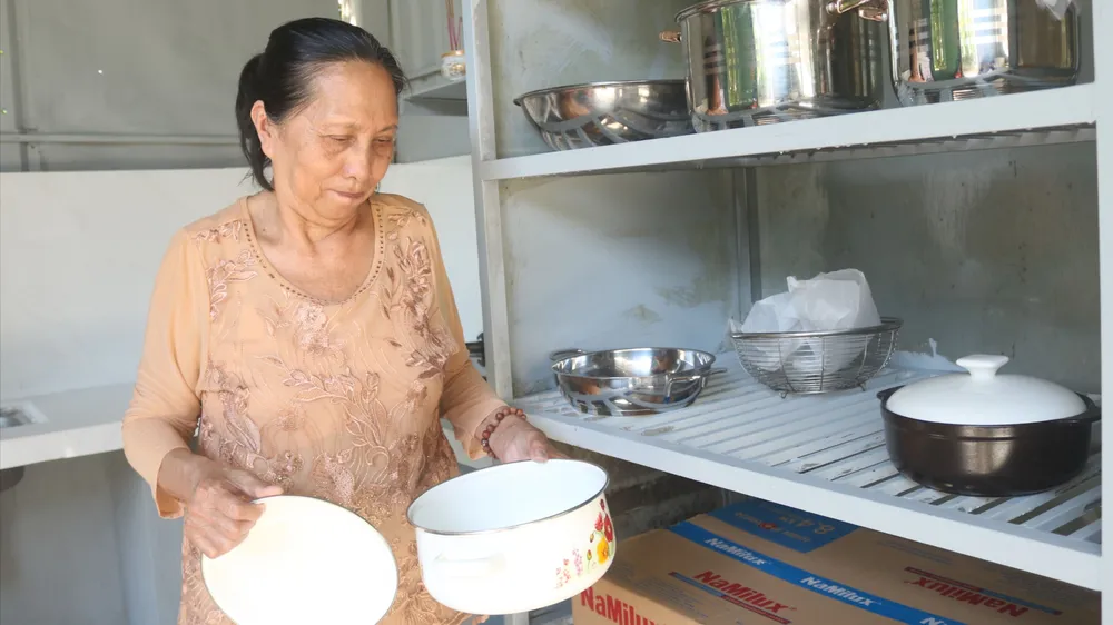 Bà Nguyễn Thị Thắm bên căn bếp mới do Hội LHPN phường Tân Thới Hiệp trao tặng (ẢNH: MẪN NHI)