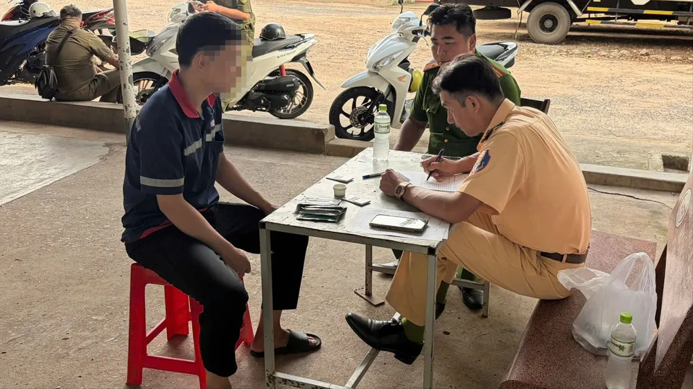 Đội CSGT Rạch Chiếc kiểm tra ma túy với tài xế vận tải