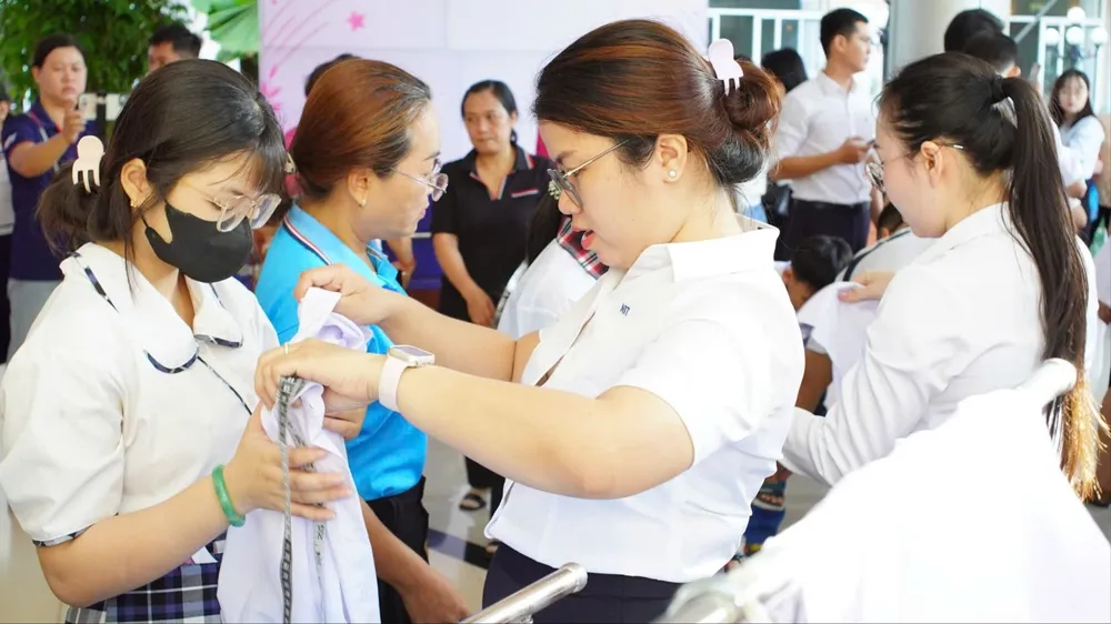 Trao học bổng "Hành trang tương lai" đến trẻ hoàn cảnh khó khăn