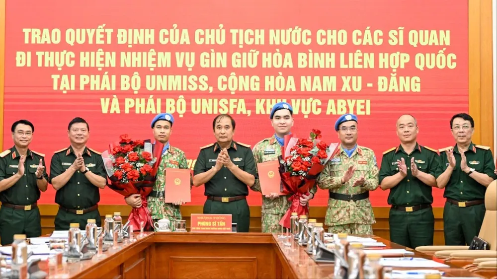 Trao quyết định cho 2 sĩ quan thực hiện nhiệm vụ gìn giữ hòa bình Liên hợp quốc
