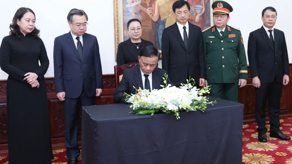 Đồng chí Trần Cẩm Tú, Thường trực Ban Bí thư, ghi sổ tay. Ảnh: QUANG PHÚC