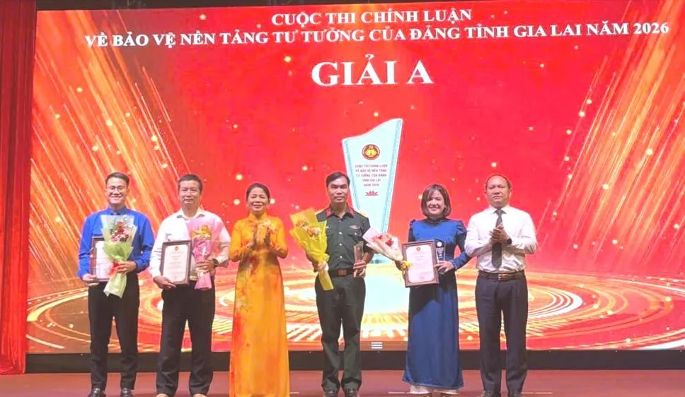 Lãnh đạo tỉnh Gia Lai trao giải A cho các cá nhân, tập thể