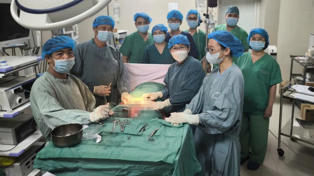 Bệnh viện Đa khoa Vĩnh Long huy động các bác sĩ chuyên khoa cứu kịp thời cả mẹ và bé. Ảnh: BVCC