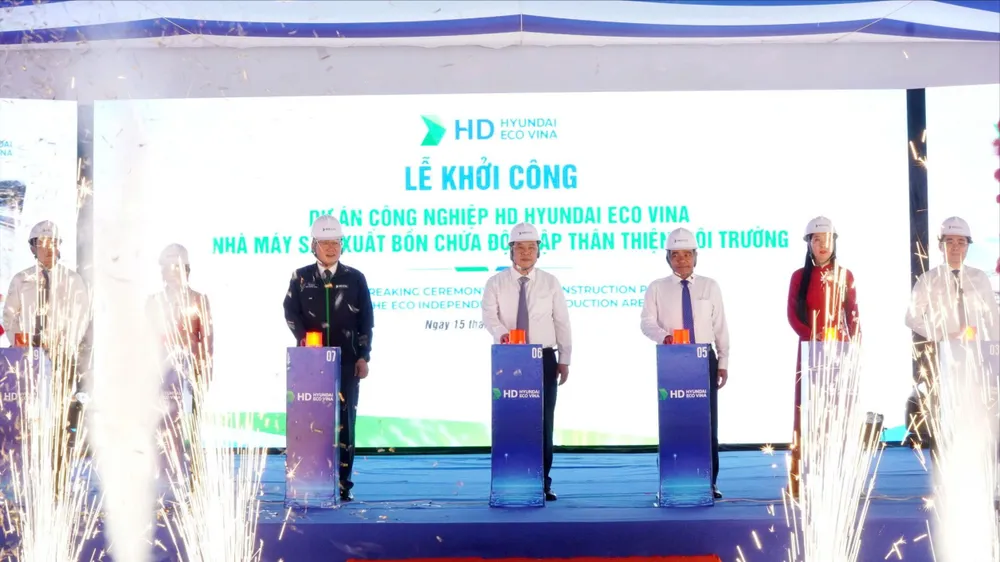 Các đại biểu bấm nút khởi công dự án. Ảnh: NGUYỄN TRANG