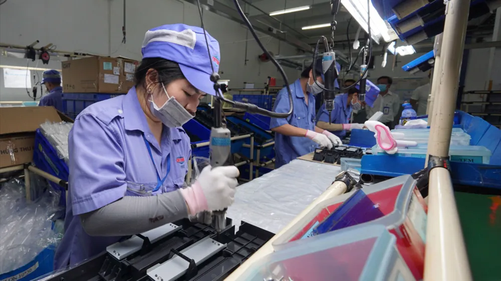 Công nhân làm việc trên dây chuyền sản xuất tại Công ty TNHH Sản xuất và Thương mại Cát Thái, phường Long Phước, TPHCM (ẢNH: HOÀNG HÙNG)
